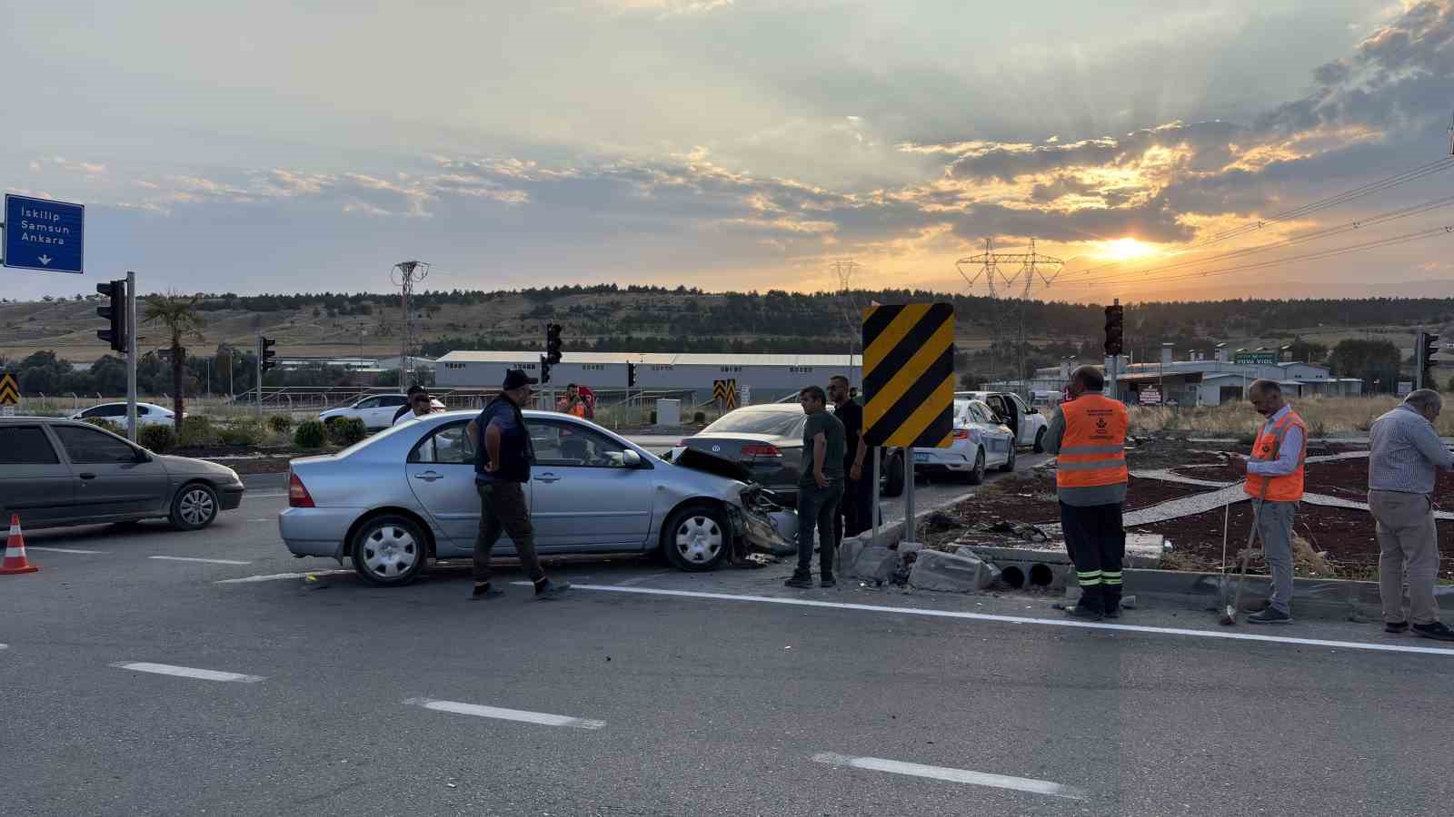 Çorum’da iki otomobil çarpıştı, sürücüler yara almadan kurtuldu