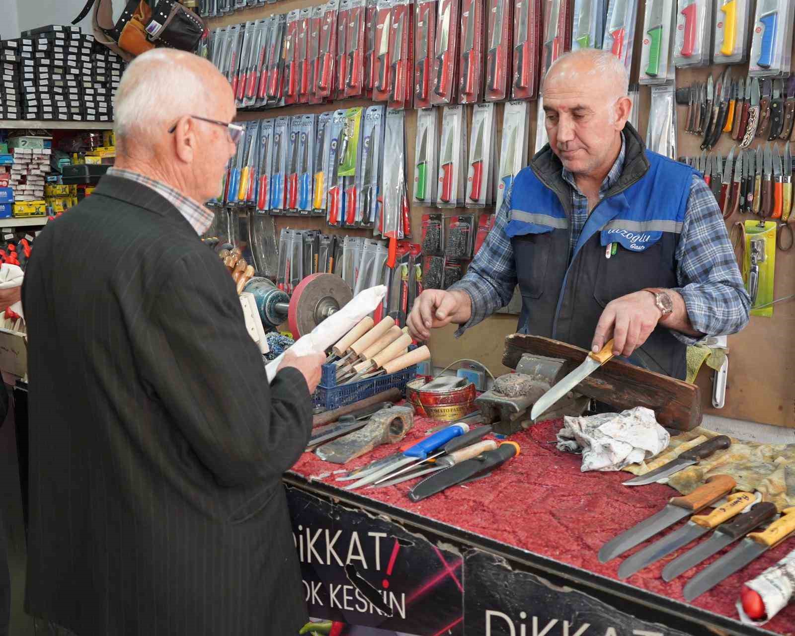 Van’da bıçak bileme ustalarının yoğun bayram mesaisi