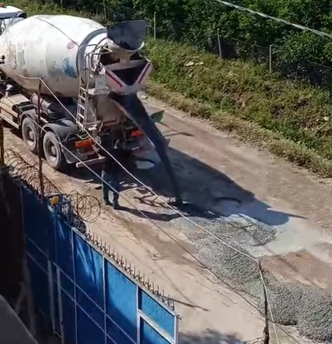 Vatandaş belediyeden umudu kesince cebinden para verip çukura beton döktü