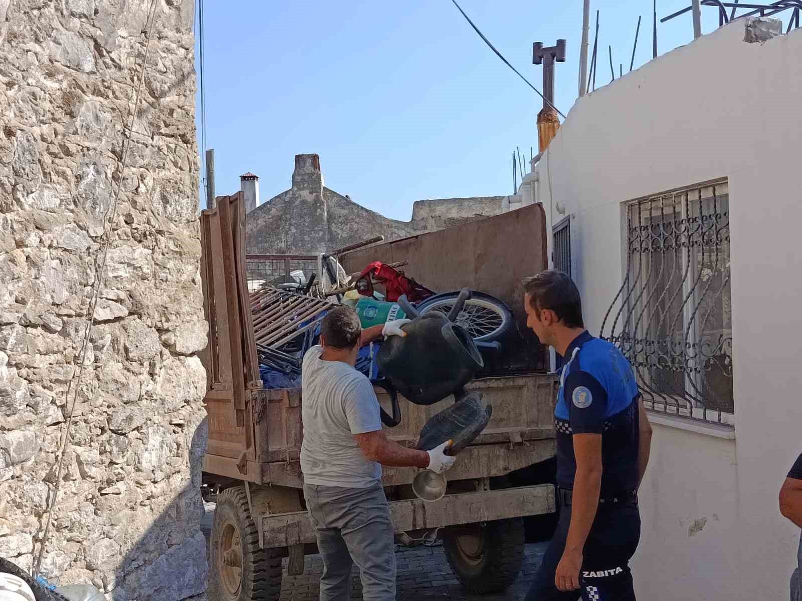 Kötü kokuların yayıldığı çöp evden 5 ton çöp çıkarıldı