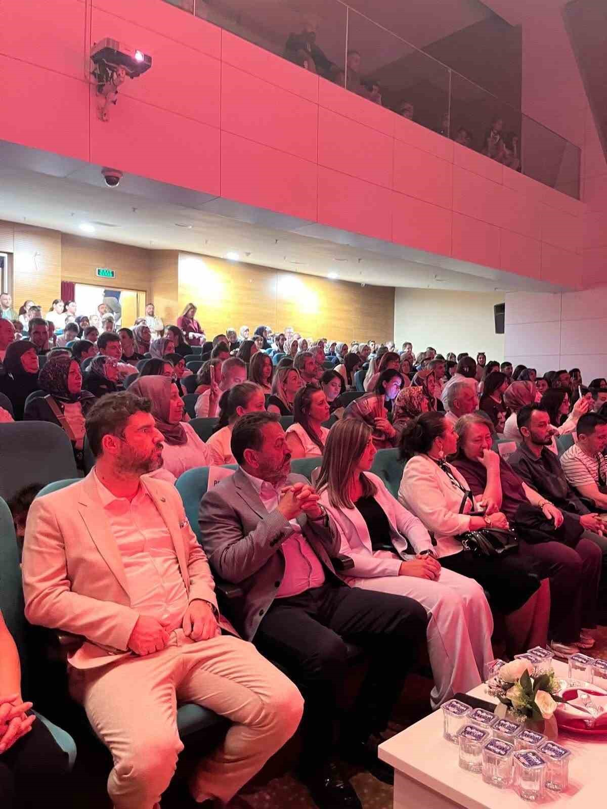 İl Müdürü İlhan, koruyucu aile çocuğunun heyecanına ortak oldu