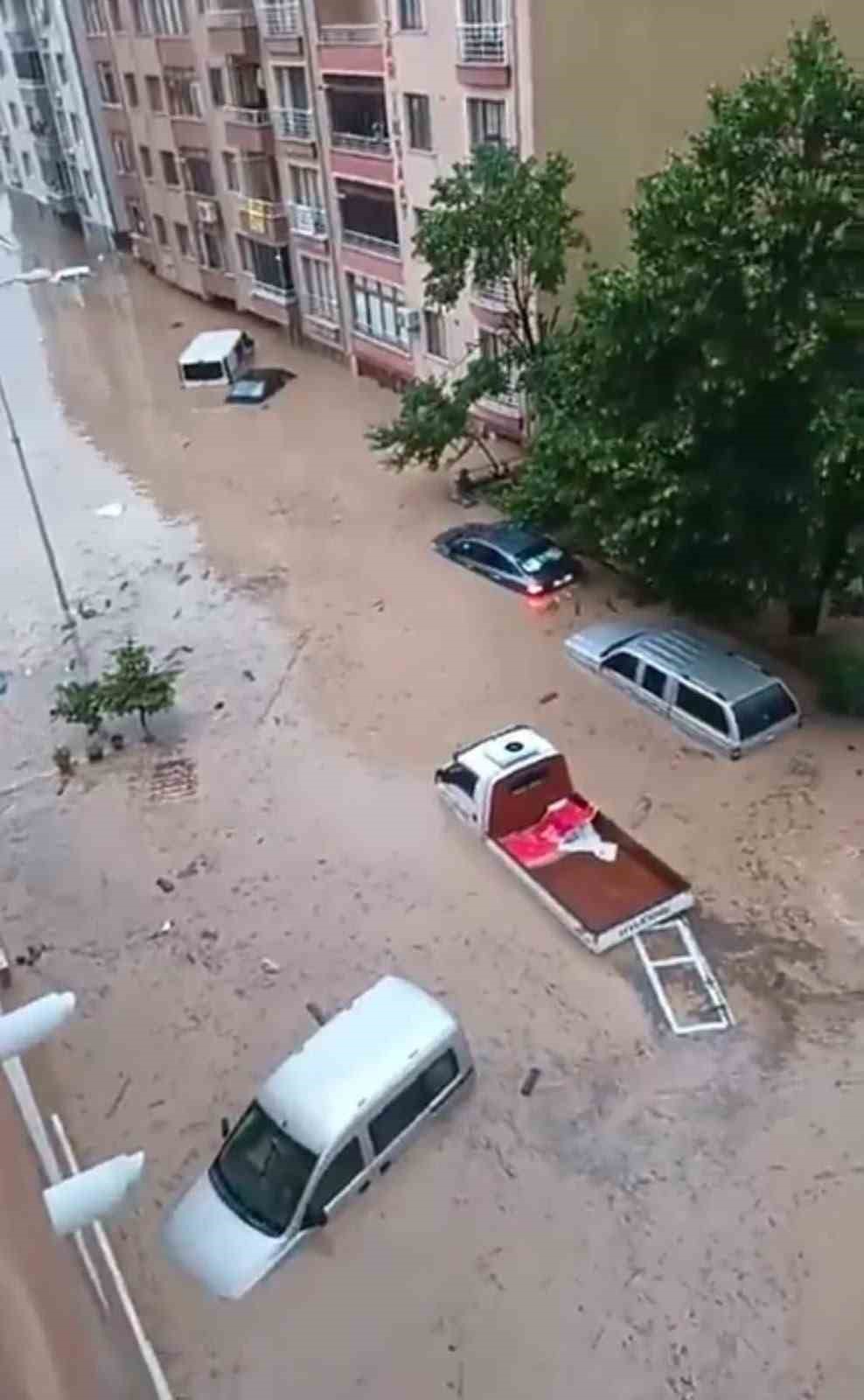 Kastamonu’yu sel vurdu: İş yerleri, evler ve araçlar su altında kaldı
