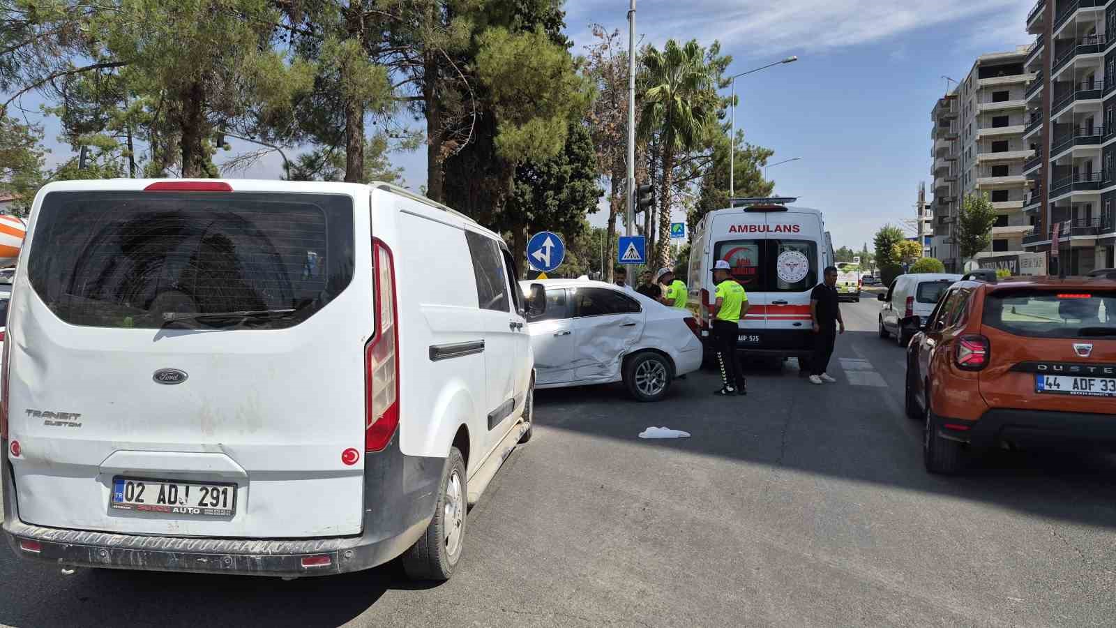Adıyaman’da otomobil ile hafif ticari araç çarpıştı: 1 yaralı