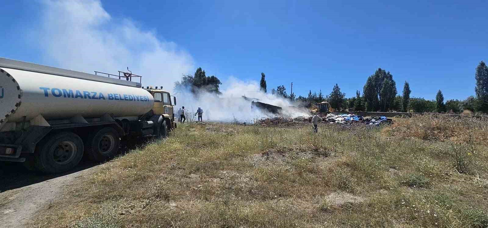 Tomarza’da lastik yangını ekiplerin hızlı müdahalesi ile söndürüldü