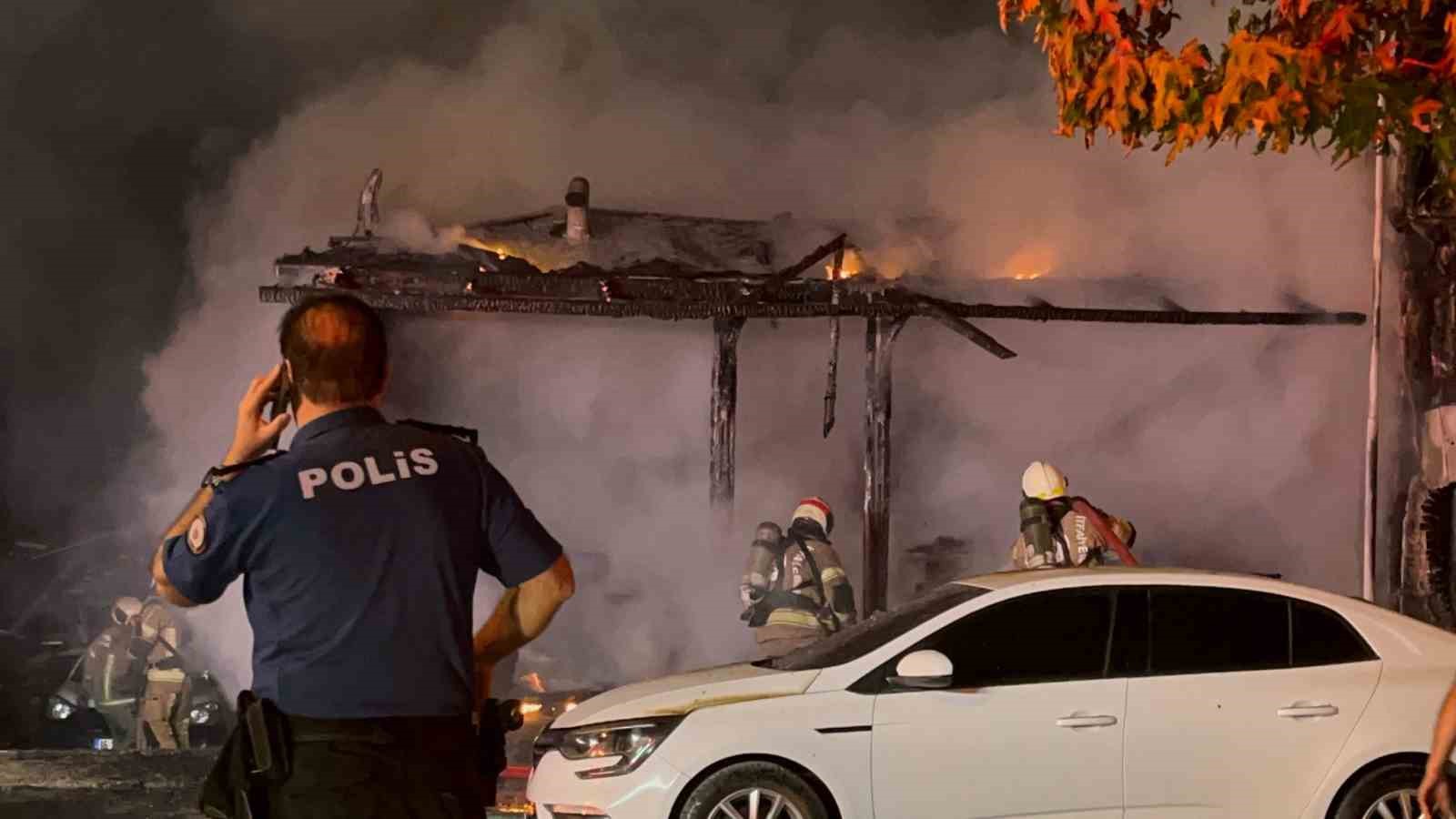 Mobilya d&uuml;kkanının deposu alev alev yandı