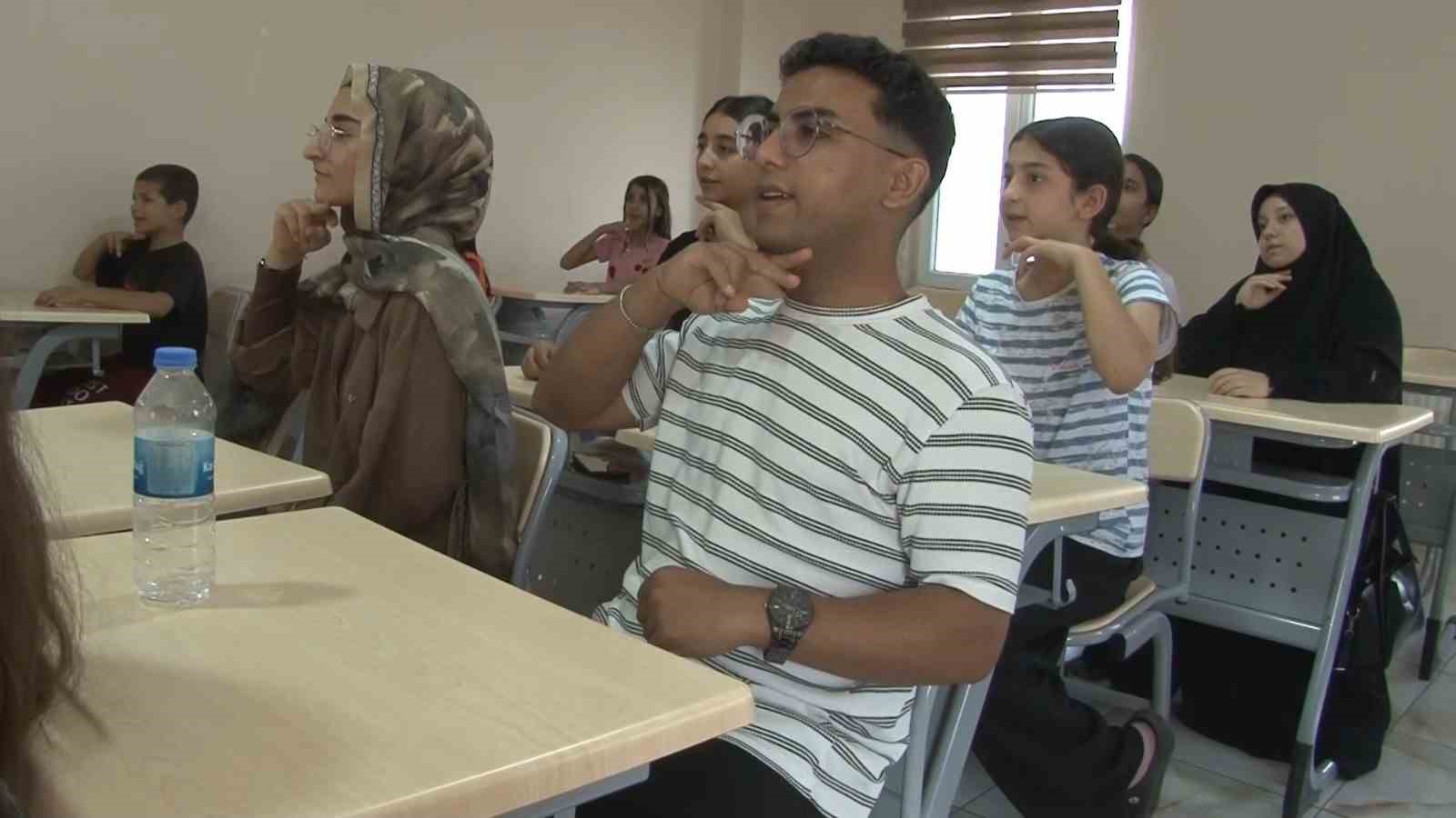 Engelleri aşmak için işaret dili öğreniyorlar