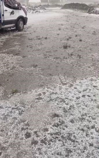 Posof’ta aşırı yağış sonrası sel meydana geldi, yol çöktü