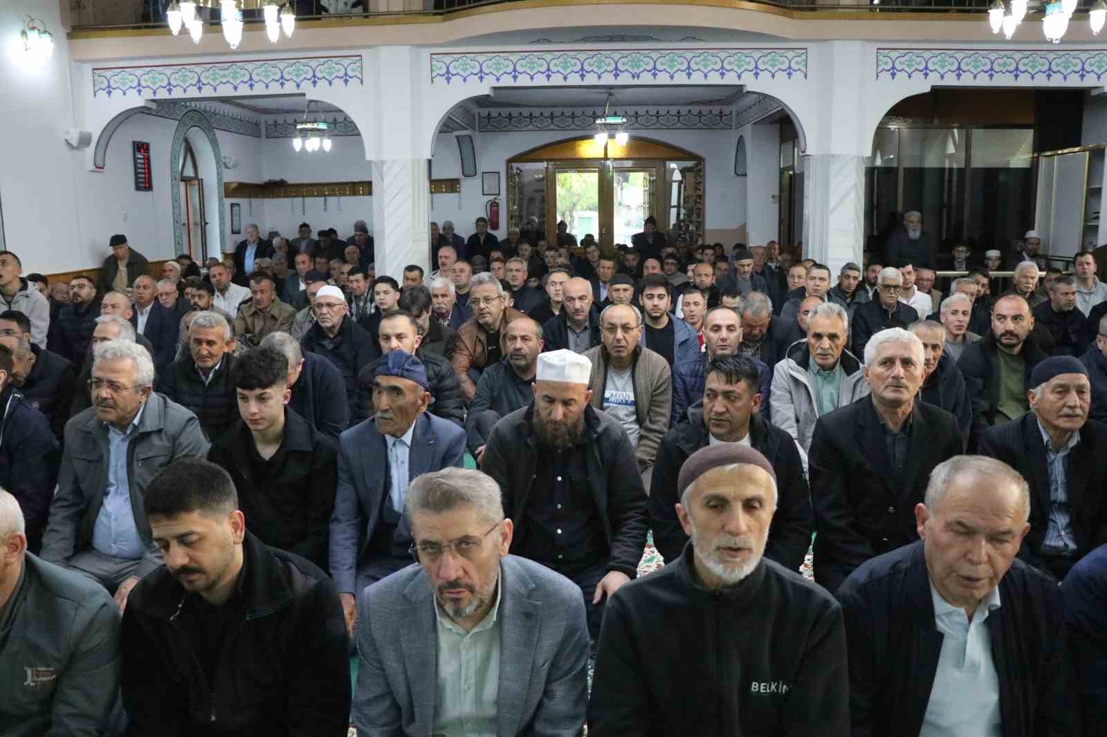 Bolu’da bayram namazında camiler doldu taştı