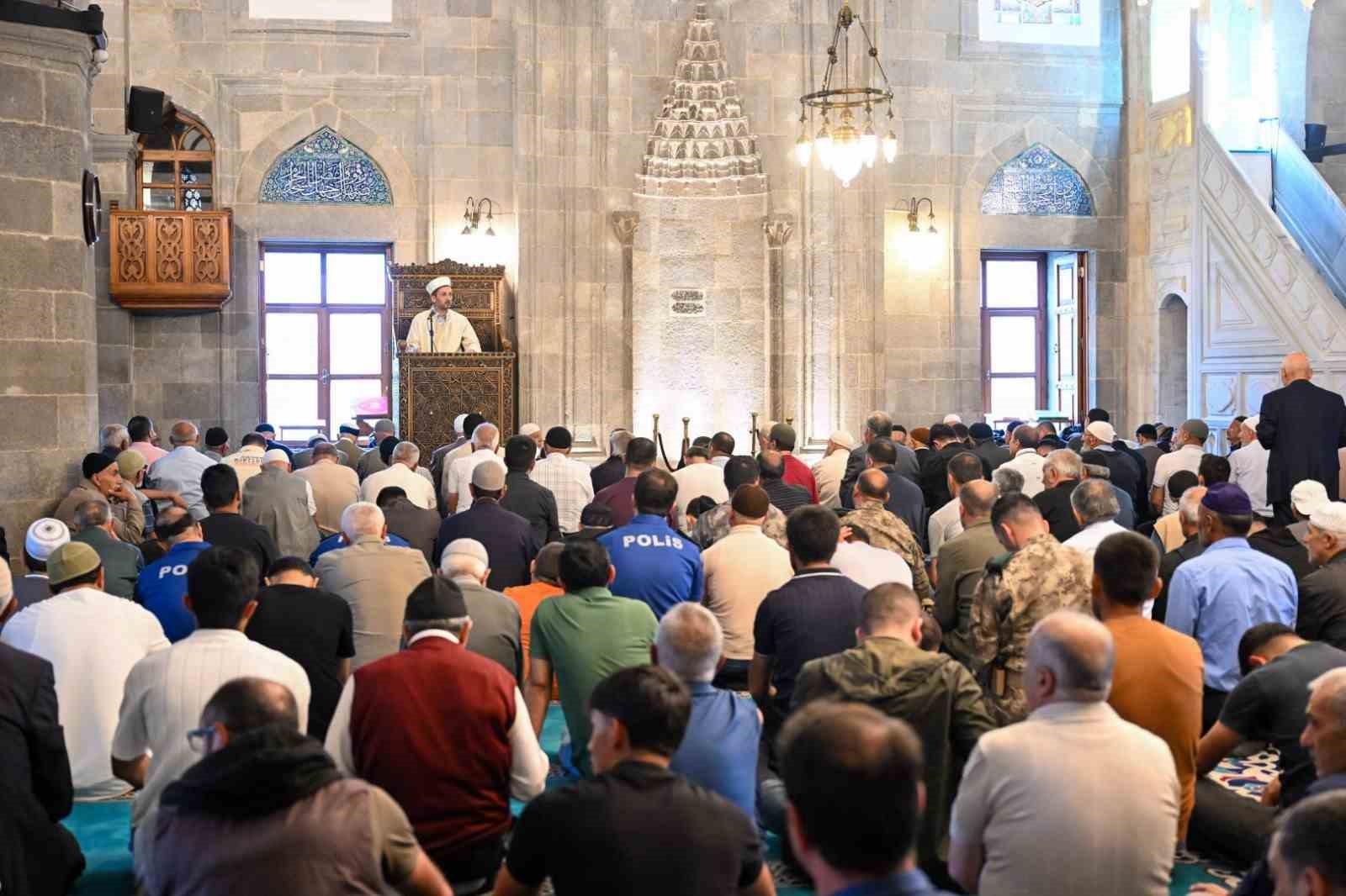 15 Temmuz Şehitleri Lalapaşa Camii&rsquo;nde dualarla anıldı