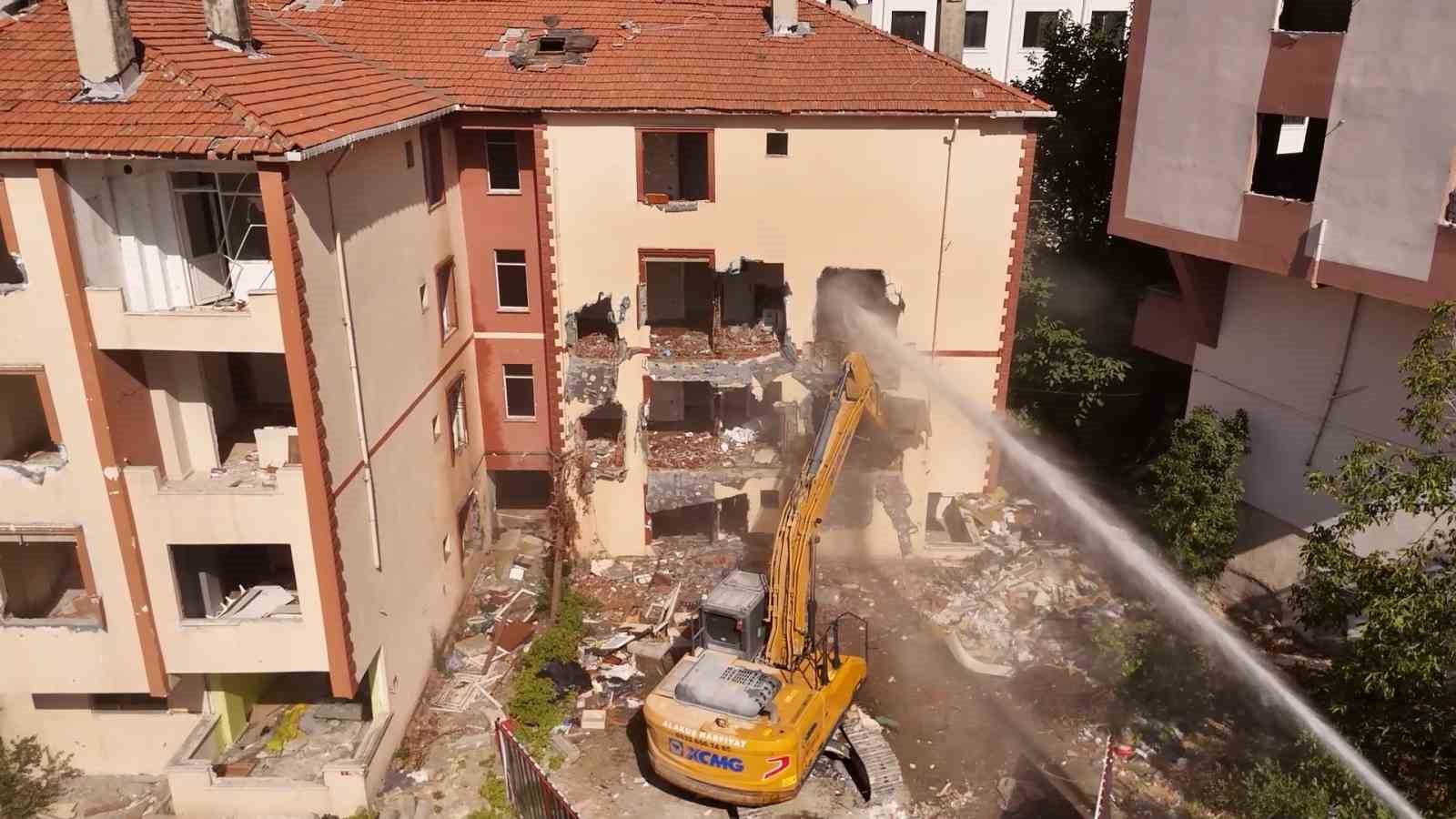 Büyükçekmece’de 4 bloktan oluşan 48 bağımsız konutun yıkımı başladı