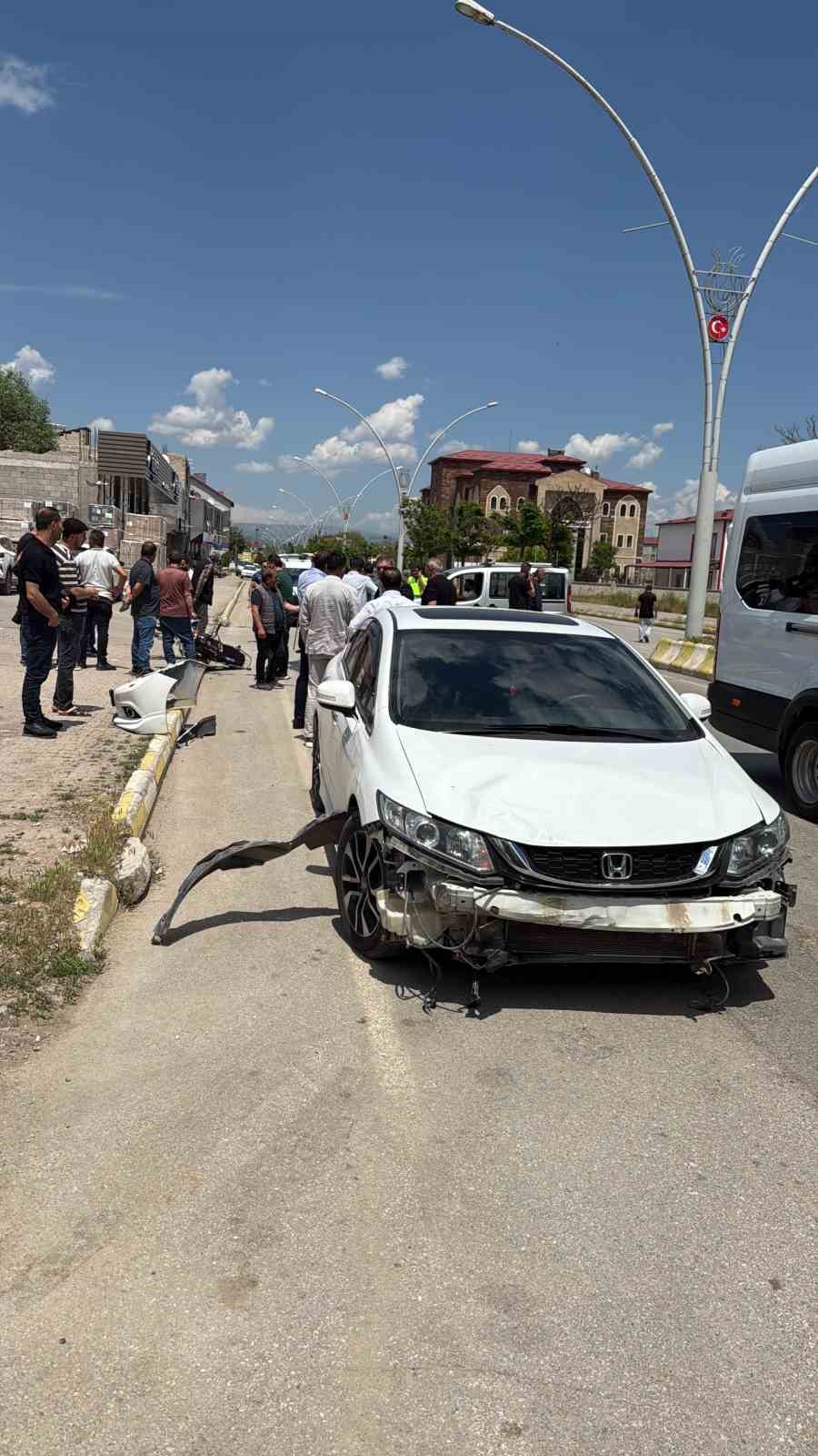 Muş’ta otomobil ile motosiklet çarpıştı: 2 yaralı