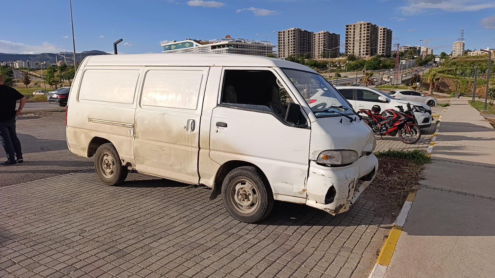 Otomobil ile minib&uuml;s &ccedil;arpıştı: 1 yaralı