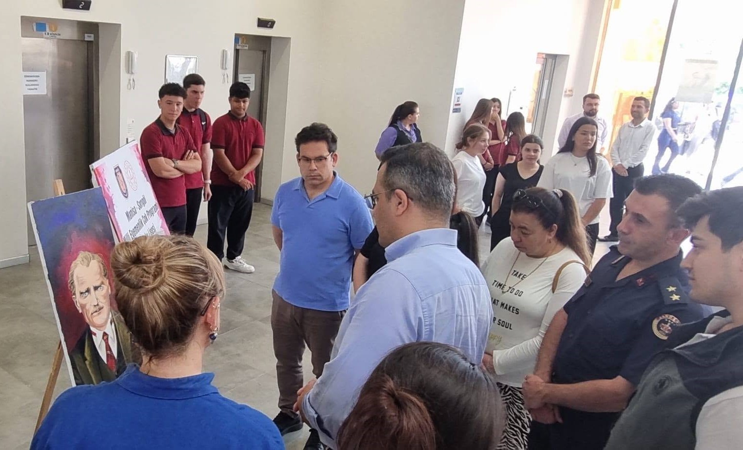 Öğrencilerden muhteşem sergi ve tiyatro gösterisi