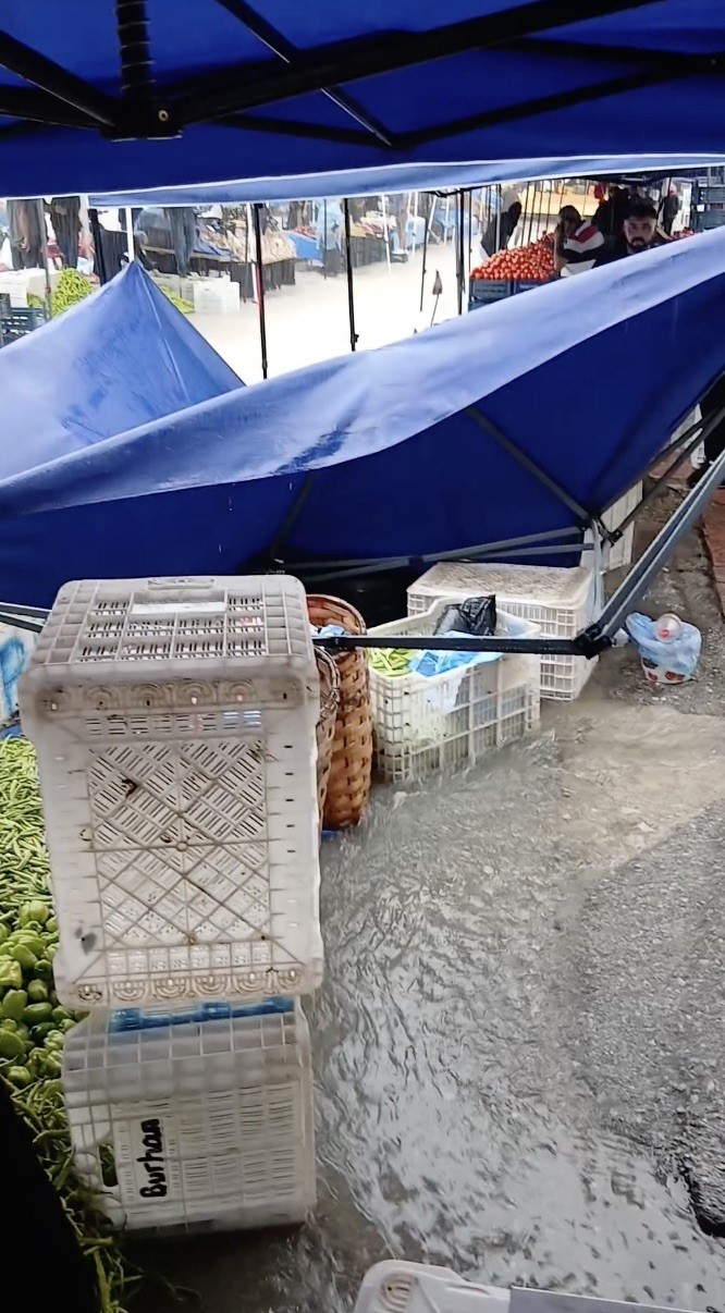 &Ccedil;orum&rsquo;da sağanak pazarcılara zor anlar yaşattı