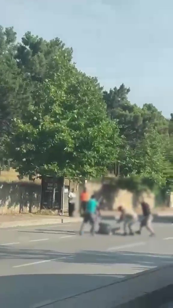 Cadde ortasında dehşet anları: Demir sopalarla darp ettiler