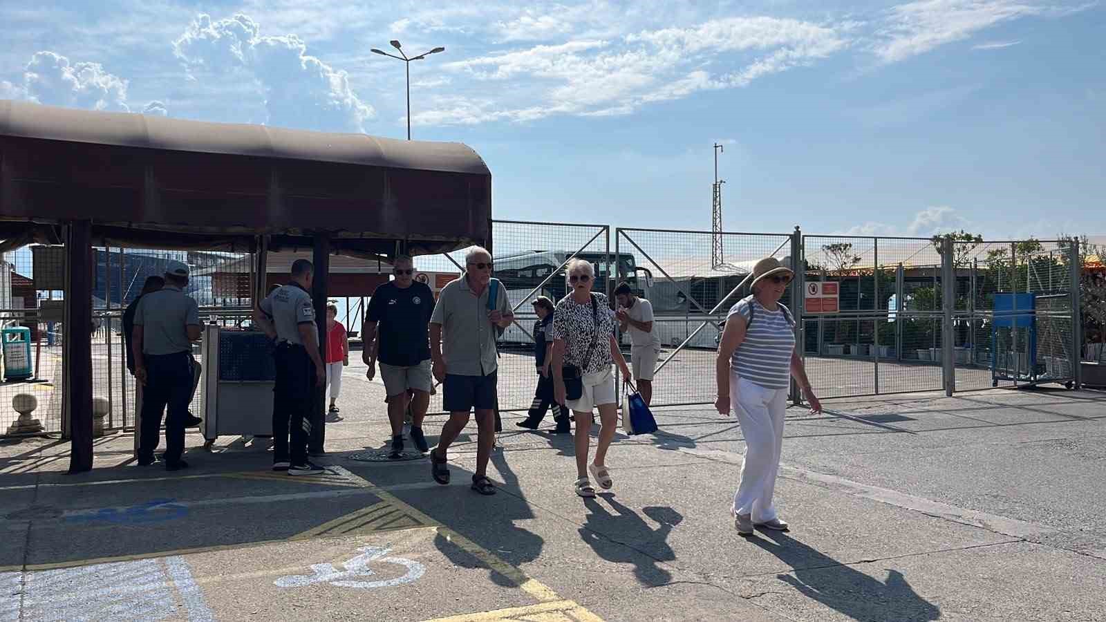 Lüks kruvaziyer bin 765 turist ile Alanya iskelesine demir attı
