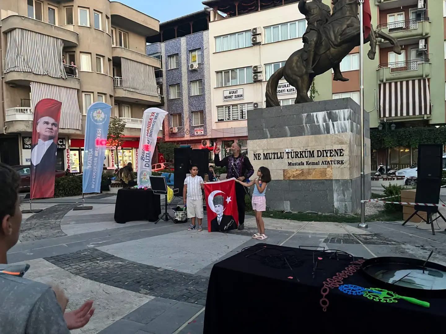 Sarıgöl’de çocukların yüzü şenlikle güldü