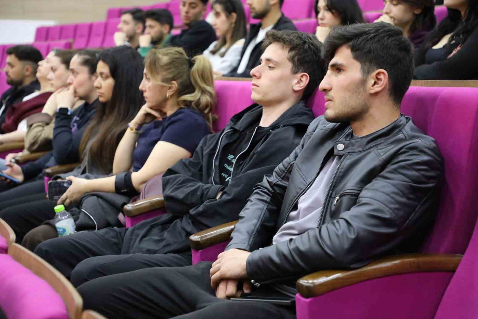 BAR&Uuml;&rsquo;de alanında uzman isimler kadın futbolunda medyanın rol&uuml;n&uuml; anlattı