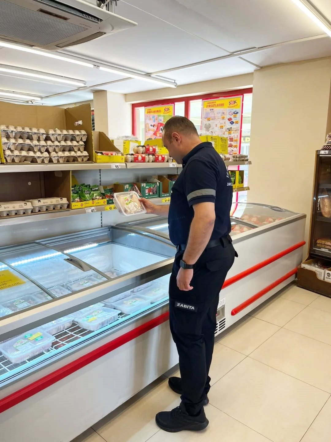 Germencik’te zabıta ekipleri marketlerde etiket ve son kullanma tarihi kontrolü yaptı