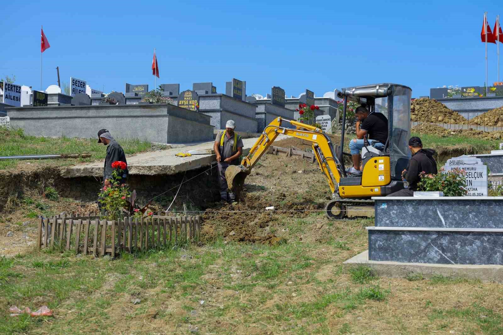 Heyelan yaşanan Derecik Şehir Mezarlığı’nda iyileştirme çalışmaları
