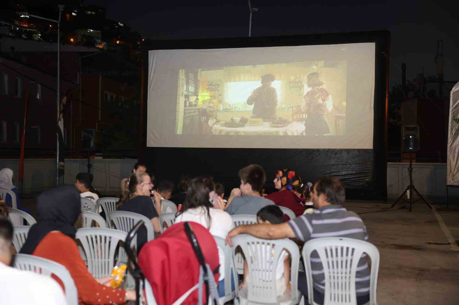 Osmangazi’de yaz akşamları sinema keyfiyle renklendi