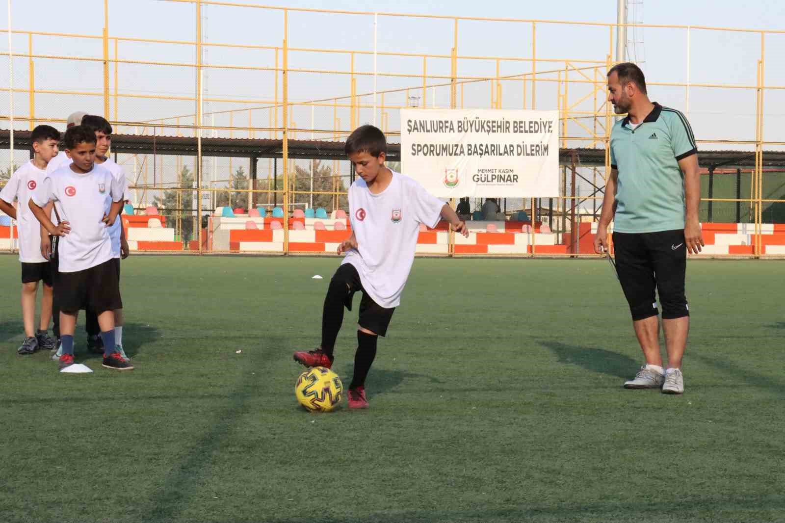 Şanlıurfa B&uuml;y&uuml;kşehir Belediyesi binlerce &ccedil;ocuğu futbolla buluşturuyor