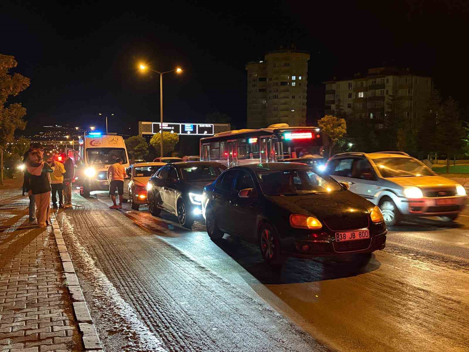 Kayseri&rsquo;de 3 otomobil &ccedil;arpıştı: 1 yaralı