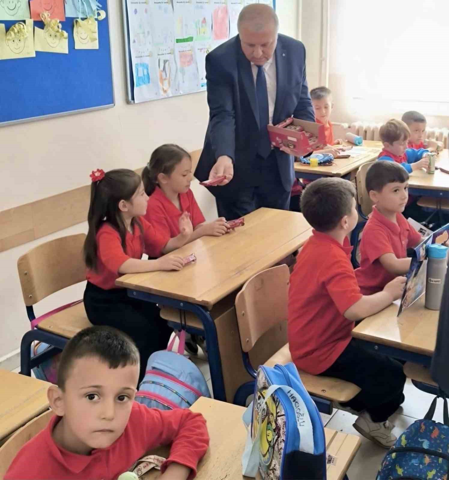 Protokol &uuml;yeleri minik &ouml;ğrencilerin okul heyecanına ortak oldular