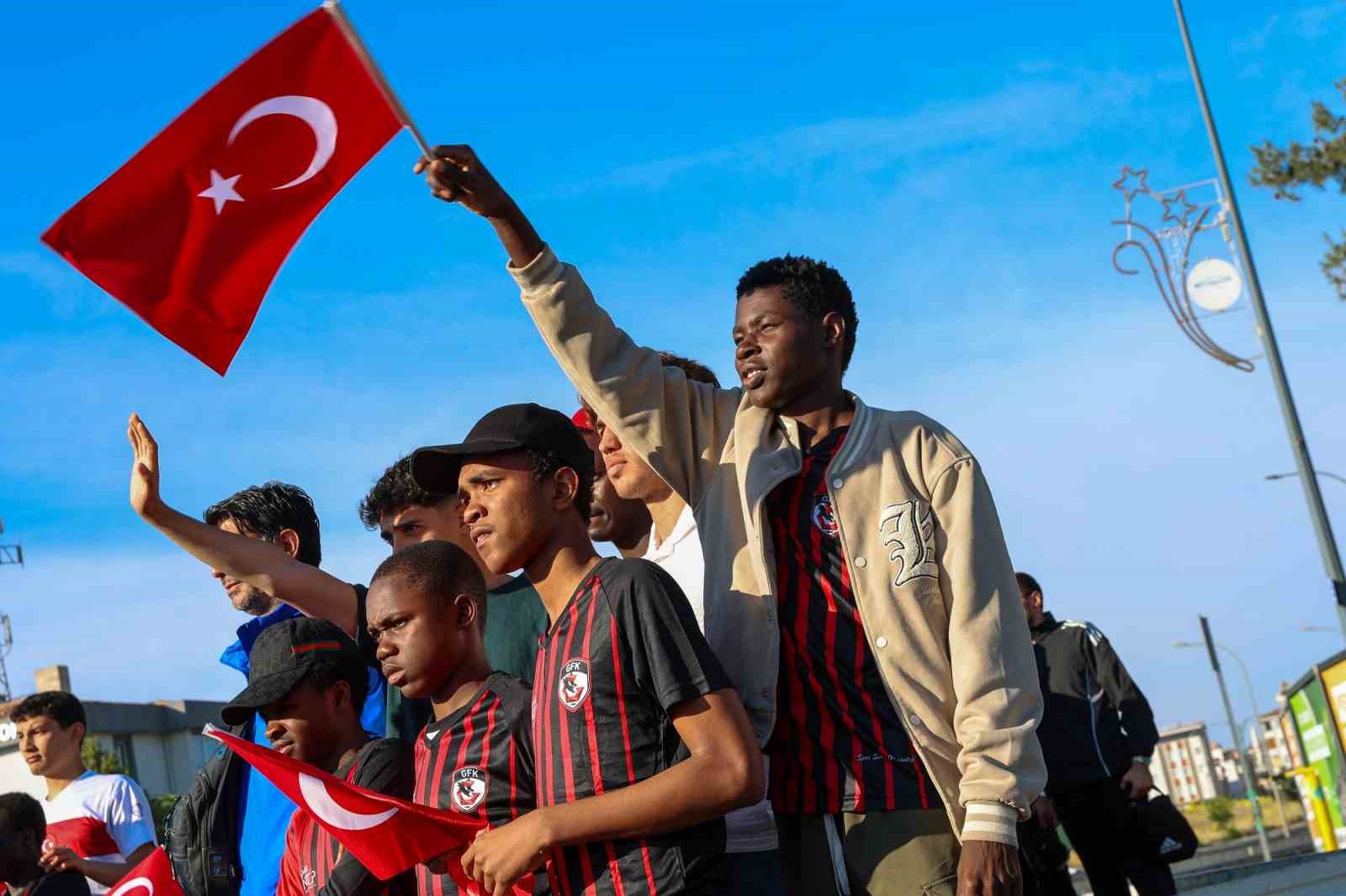 Gazi Şehirliler Milli heyecanı &uuml;niversite meydanında yaşadı