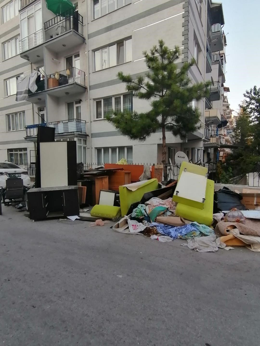 Yol kenarına bırakılan mobilyalar ve atıkların önüne geçilemiyor