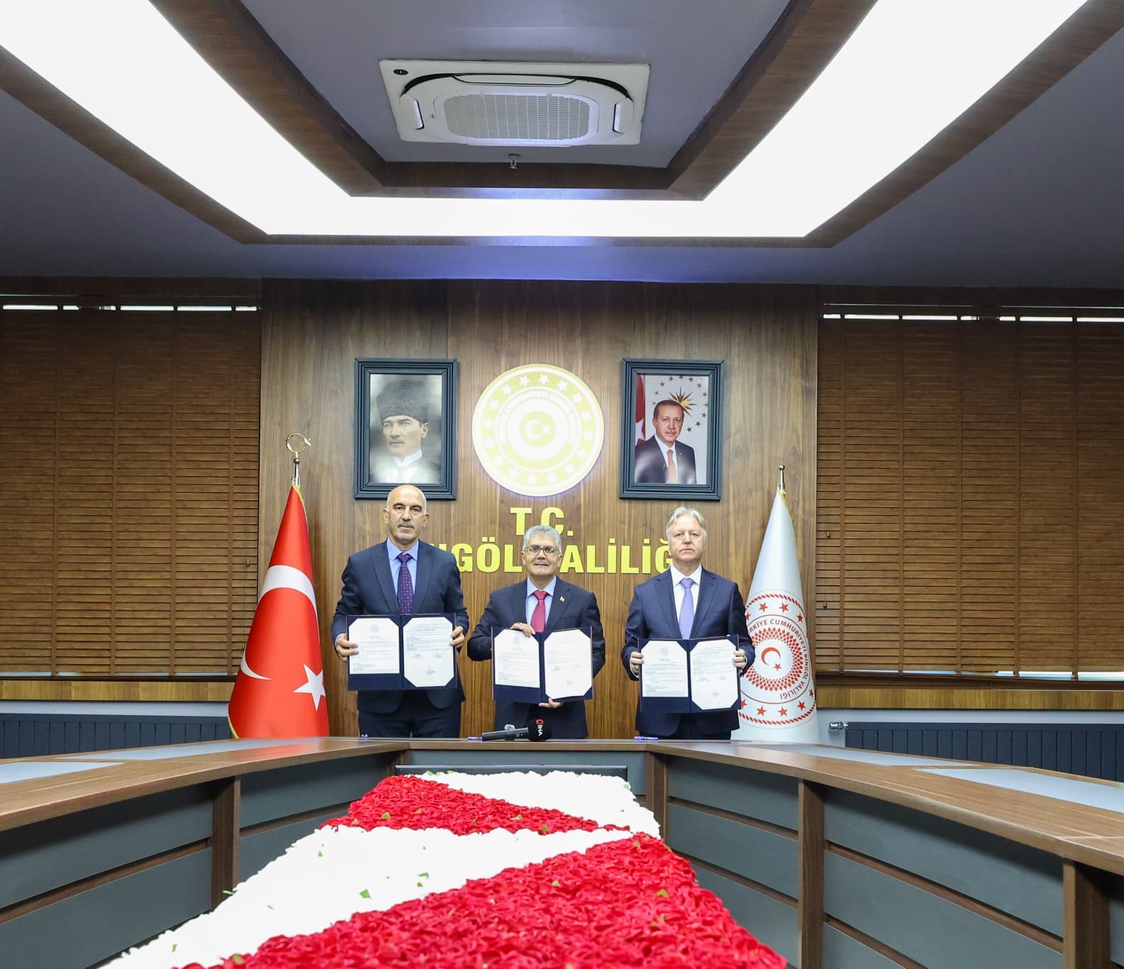 Hayırsever iş adamından ortaokula 27 milyon TL’lik spor salonu