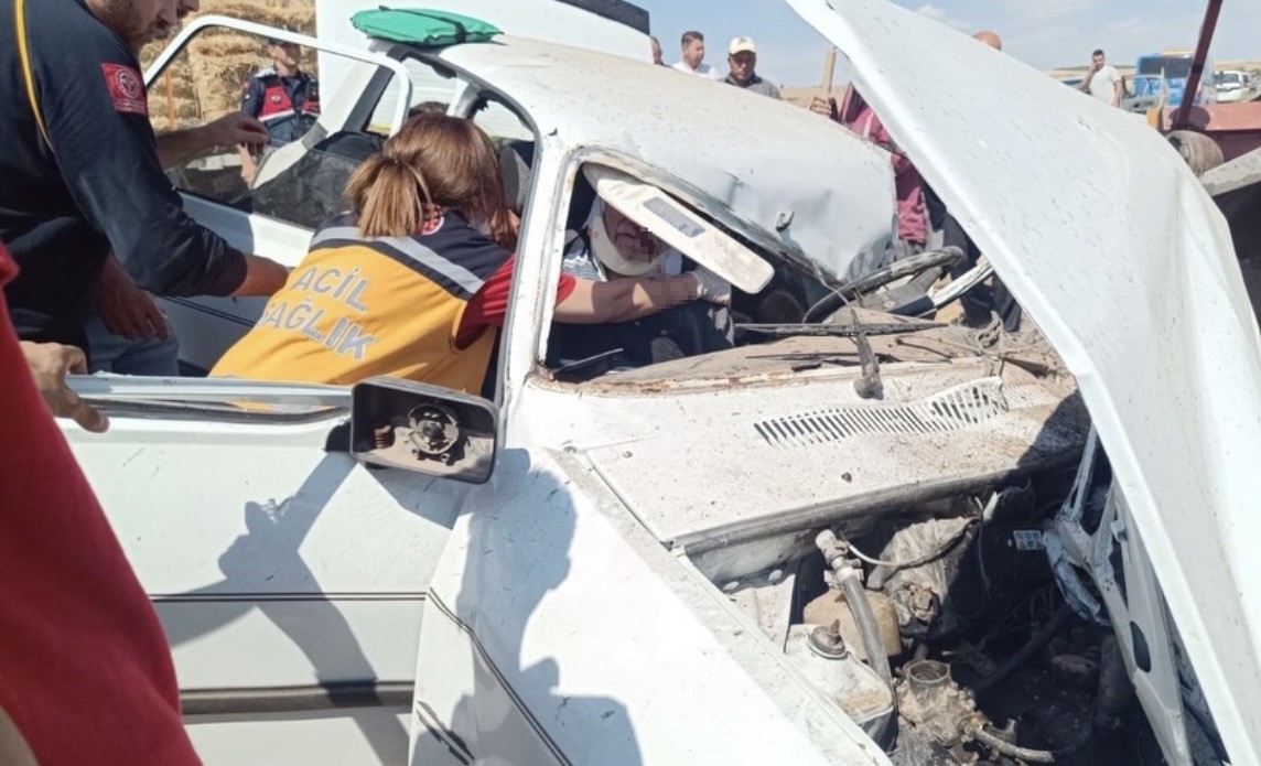 Çankırı’da otomobil park halindeki traktöre çarptı: 3 ölü, 1 yaralı
