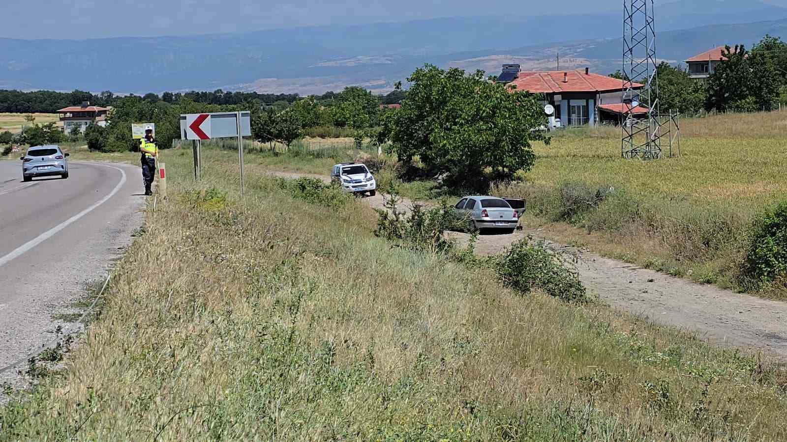 Otomobil şarampole d&uuml;şt&uuml;: 3 yaralı