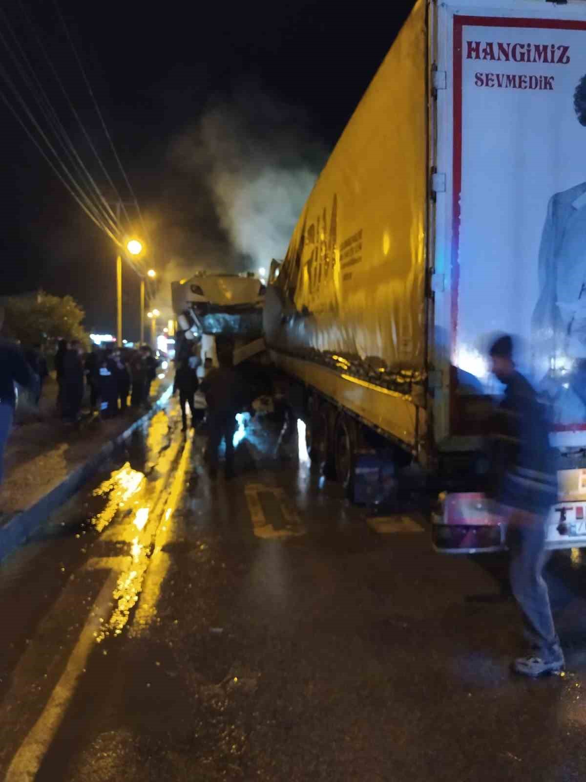 Bitlis’te iki tır kafa kafaya çarpıştı: 2 yaralı