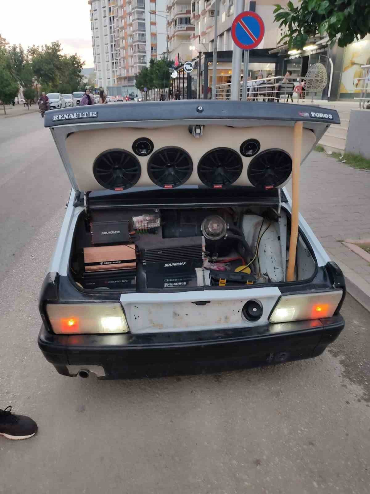 Yüksek sesli müzik ve abartı egzozla araç kullanan sürücülere 113 bin 719 TL ceza
