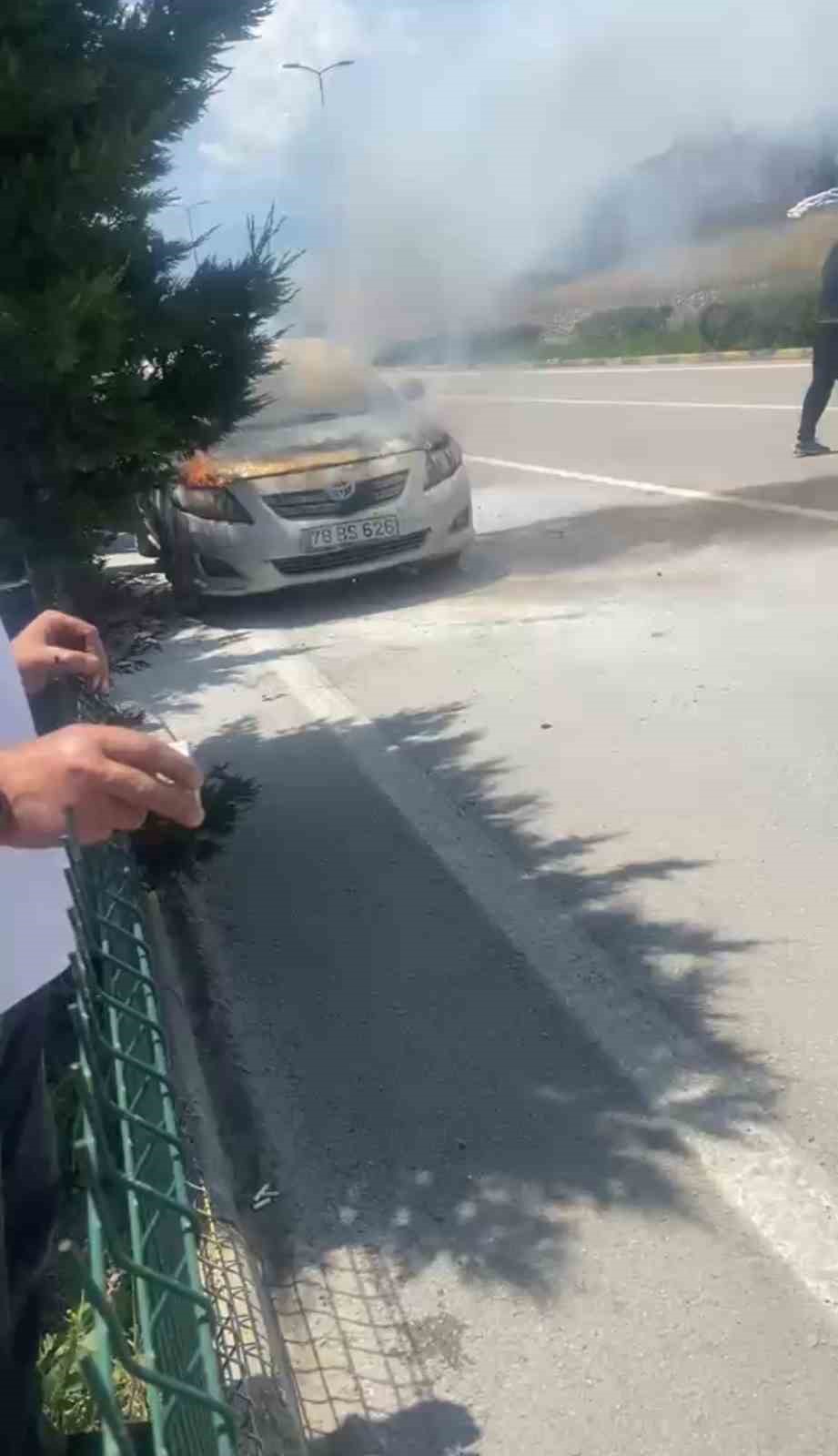 Seyir halindeki otomobilin motor kısmında yangın çıktı