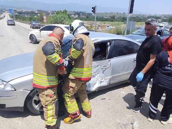 Defne’de kamyonla çarpışan otomobilin sürücüsü yaralandı