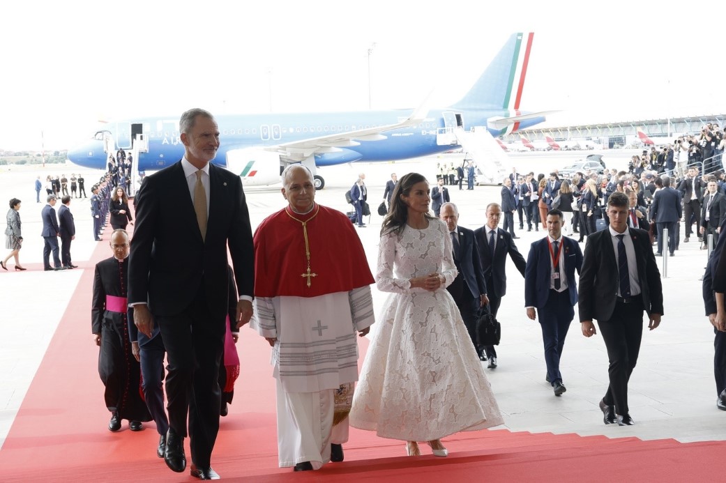 Papa 14. Leo, İspanya’da Kral Felipe ve Kraliçe Letizia tarafından resmi törenle karşılandı