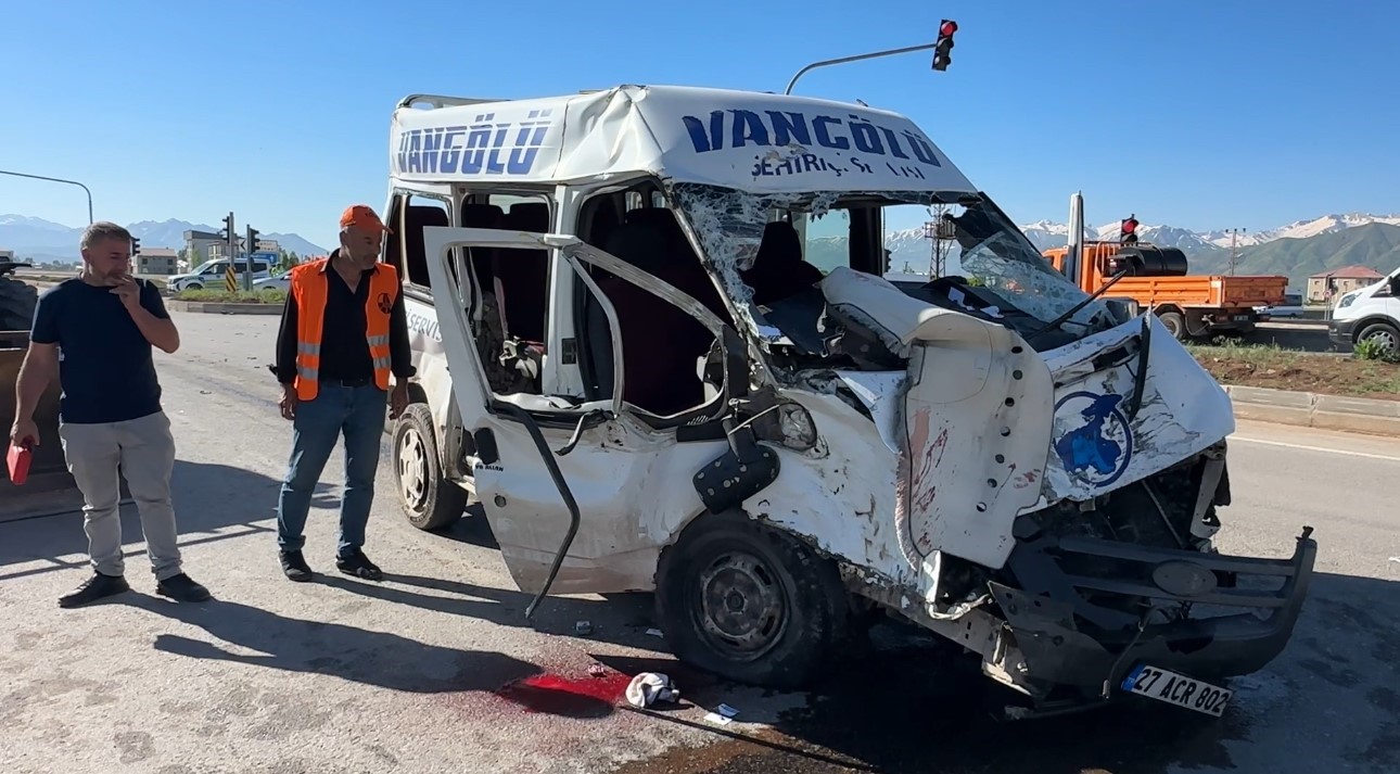 Yolcu minib&uuml;s&uuml; ile kamyonun &ccedil;arpıştığı kazada &ouml;l&uuml; sayısı 3&rsquo;e y&uuml;kseldi