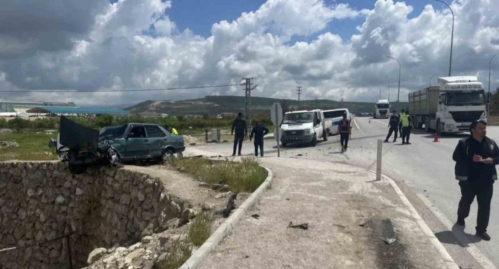 Kütahya Emet’te kavşakta iki araç çarpıştı: 3 yaralı