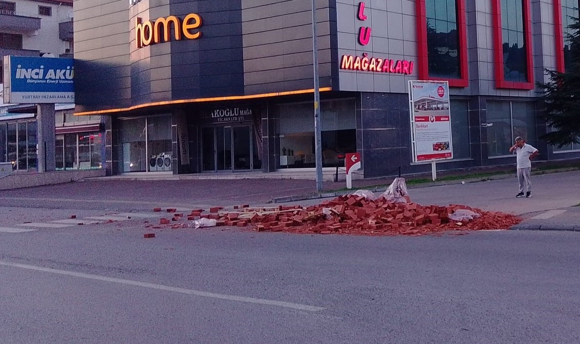 &Ccedil;aycuma&rsquo;da hareket halindeki tırdan yola tuğlalar sa&ccedil;ıldı