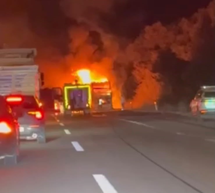 TEM Otoyolu’nda yolcu otobüsü alev topuna döndü