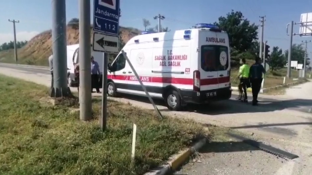 Isparta&rsquo;da ticari ara&ccedil; ile otomobil &ccedil;arpıştı: 1 yaralı