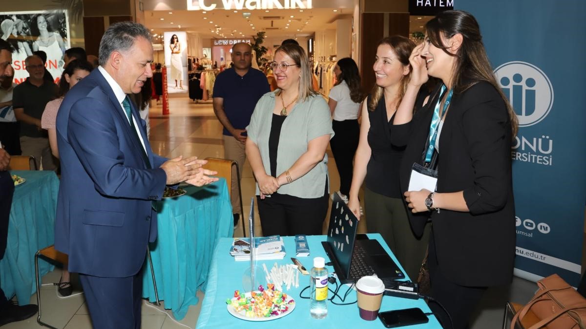 Rekt&ouml;r Akpolat, Tercih G&uuml;nleri stantlarını ziyaret etti