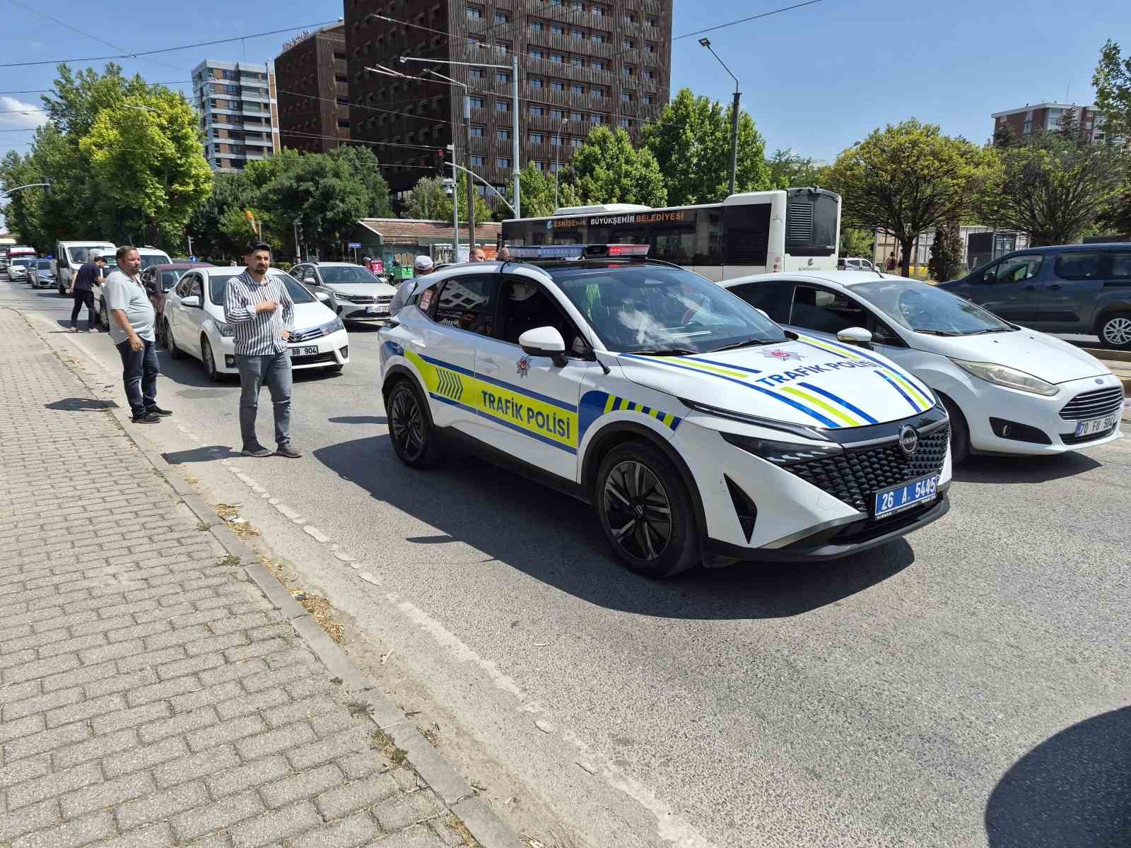 Eskişehir’de 3 aracın karıştığı zincirleme trafik kazası ucuz atlatıldı