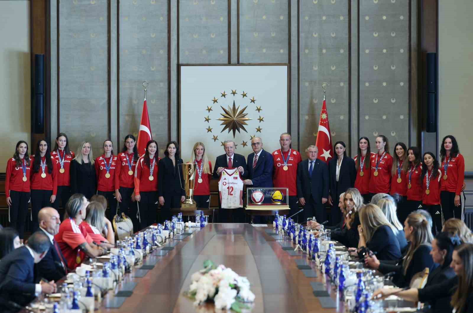 Cumhurbaşkanı Erdoğan, A Milli Kadın Voleybol Takımı ile A Milli Erkek Voleybol Takımı&rsquo;nı kabul etti