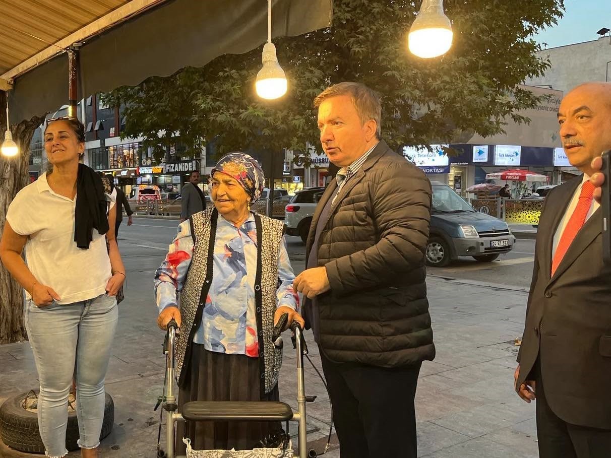 Vali Aydoğdu vatandaş ve esnafla bir araya geldi