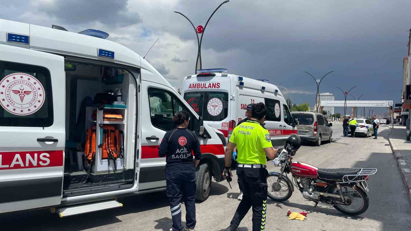 Motosikletteki 2 kişinin ölümden döndüğü kaza kamerada
