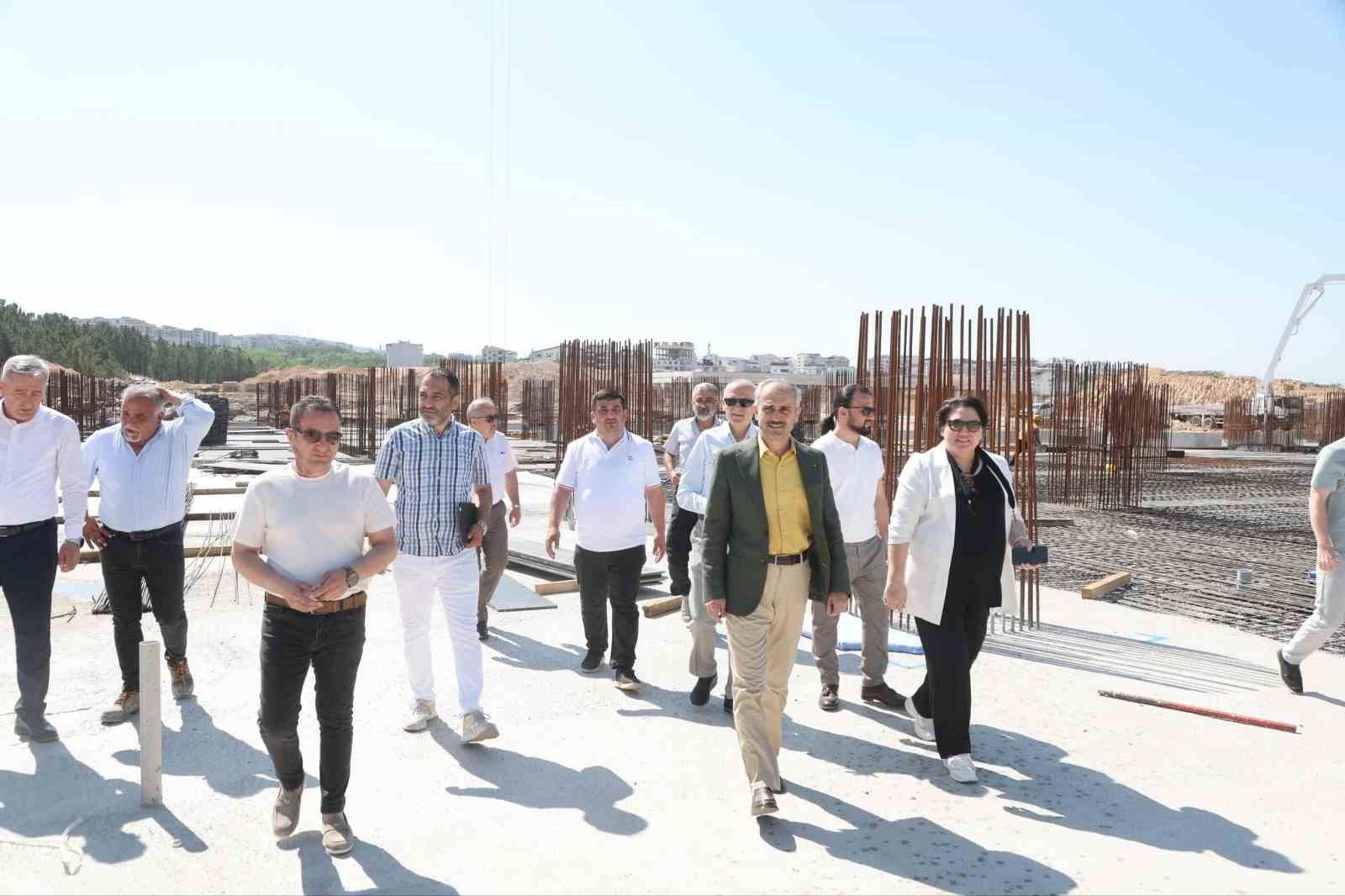 Çayırova Devlet Hastanesi’nde 200 yataklı, deprem izolatörlü inşaatta kaba yapının yarısına yaklaşıldı