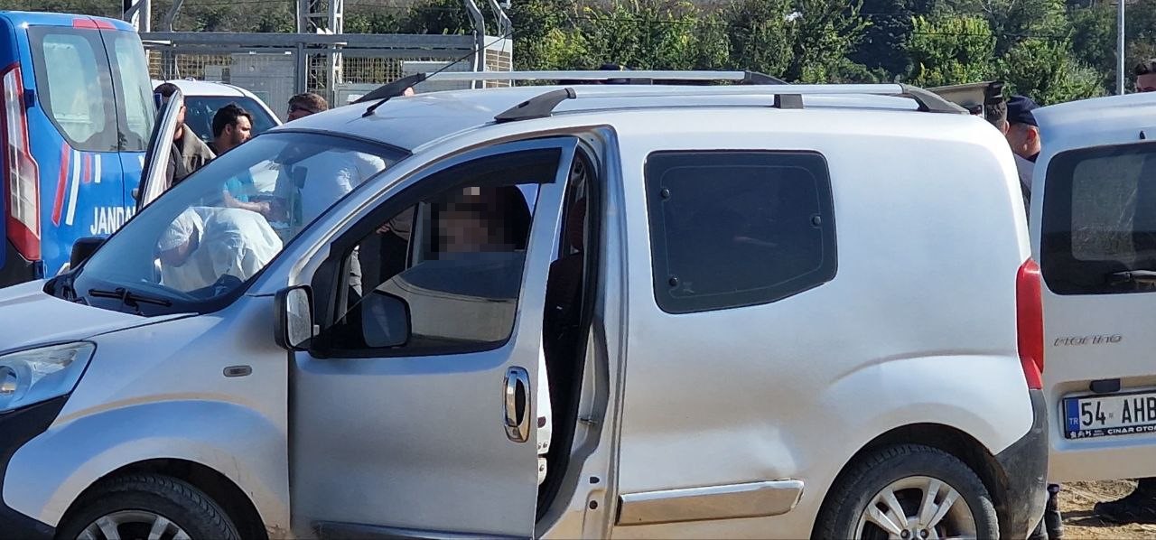 Muhtar aracında başından vurulmuş halde ölü bulundu